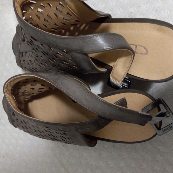 The shoes are really nice but they are 2 sizes too big and I can't wear them - Picture 2 of 4